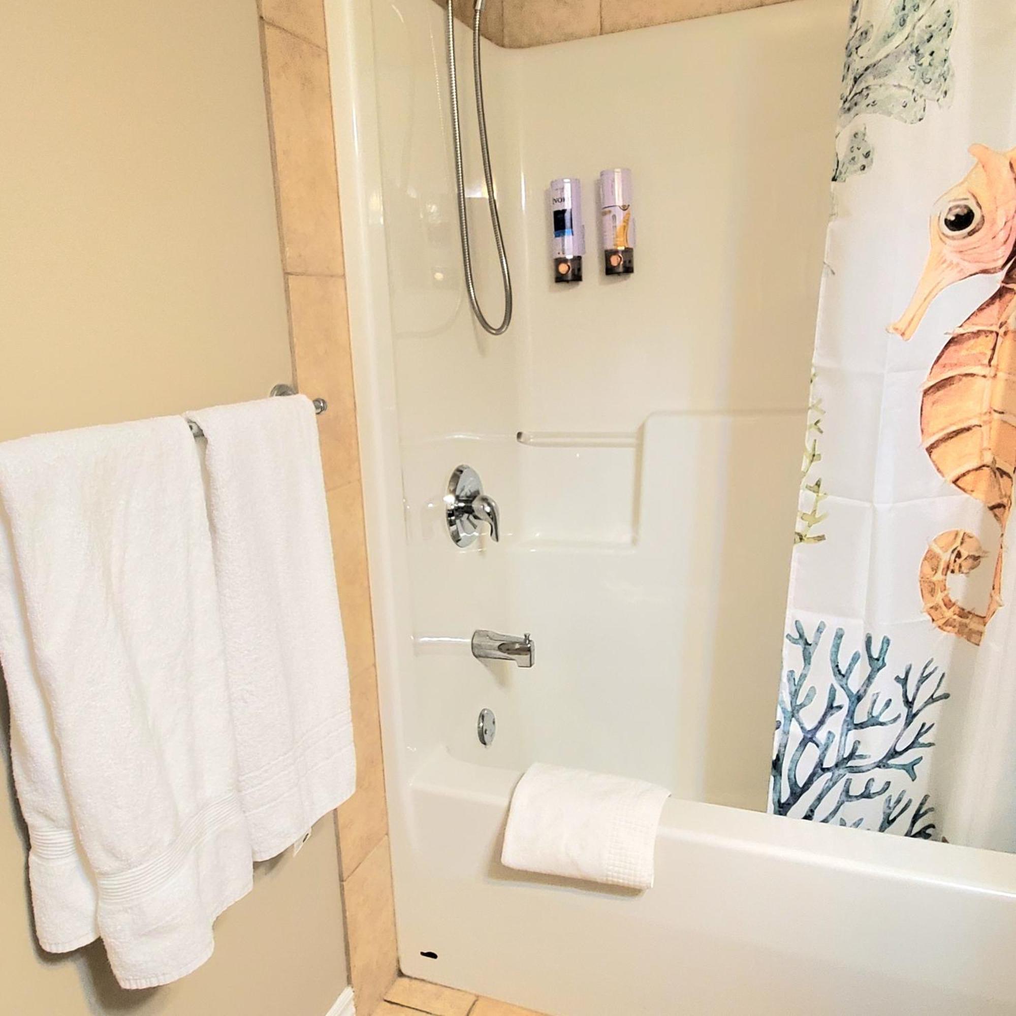 Private 2 Bedrooms Suite Near Hwy 1, Cultus Lake, Heritage Park, Fishing, Coliseum تشيليواك الغرفة الصورة